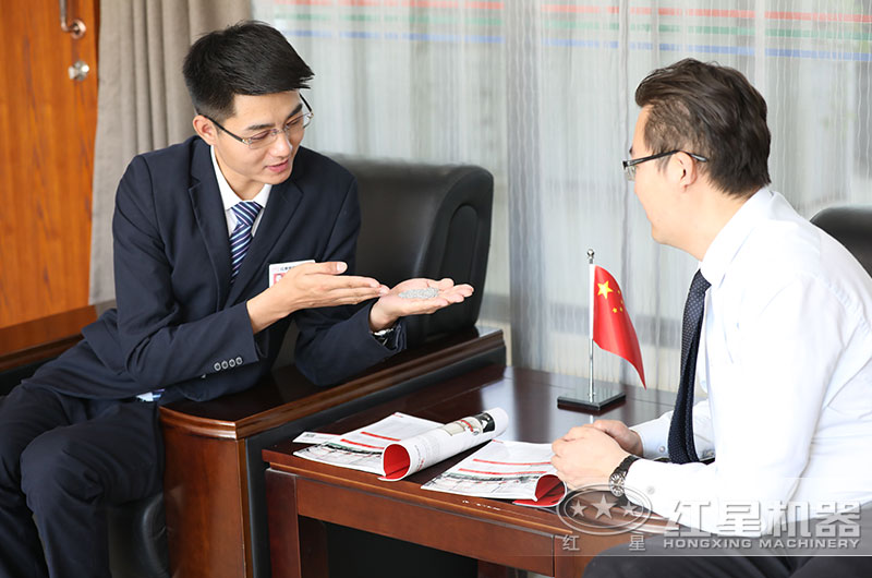 經(jīng)理根據(jù)客戶物料幫忙選擇設備