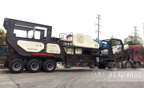 輪式流動砂石破碎車，高產(chǎn)、快捷，時產(chǎn)百噸毫無壓力