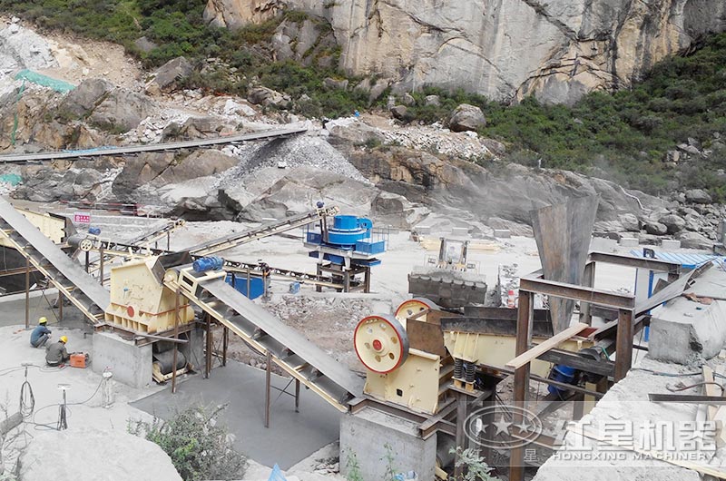 顎式破碎機(jī)、反擊破碎機(jī)、制沙機(jī)三機(jī)制沙現(xiàn)場