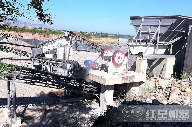 石頭顎破碎機(jī)作業(yè)現(xiàn)場(chǎng)